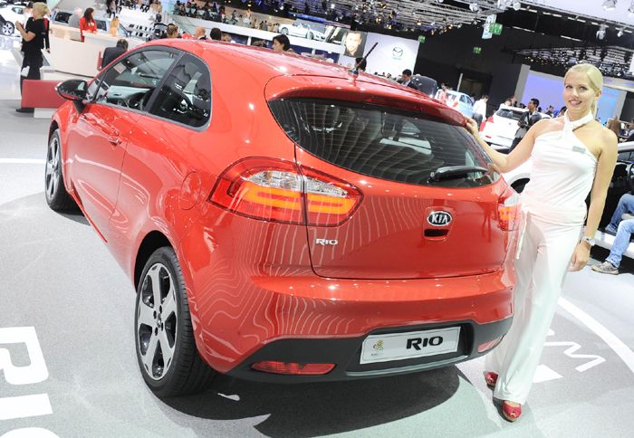 Με περισσότερο νεανικό προφίλ, το 3θυρο Kia Rio έχει ως στόχο να διευρύνει το αγοραστικό κοινό του κορεάτικου μικρού. Με περισσότερο νεανικό προφίλ, το 3θυρο Kia Rio έχει ως στόχο να διευρύνει το αγοραστικό κοινό του κορεάτικου μικρού.